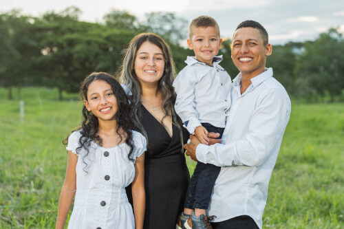 Que el amor de quien parte siga iluminando tu vida. Mis condolencias más sinceras.